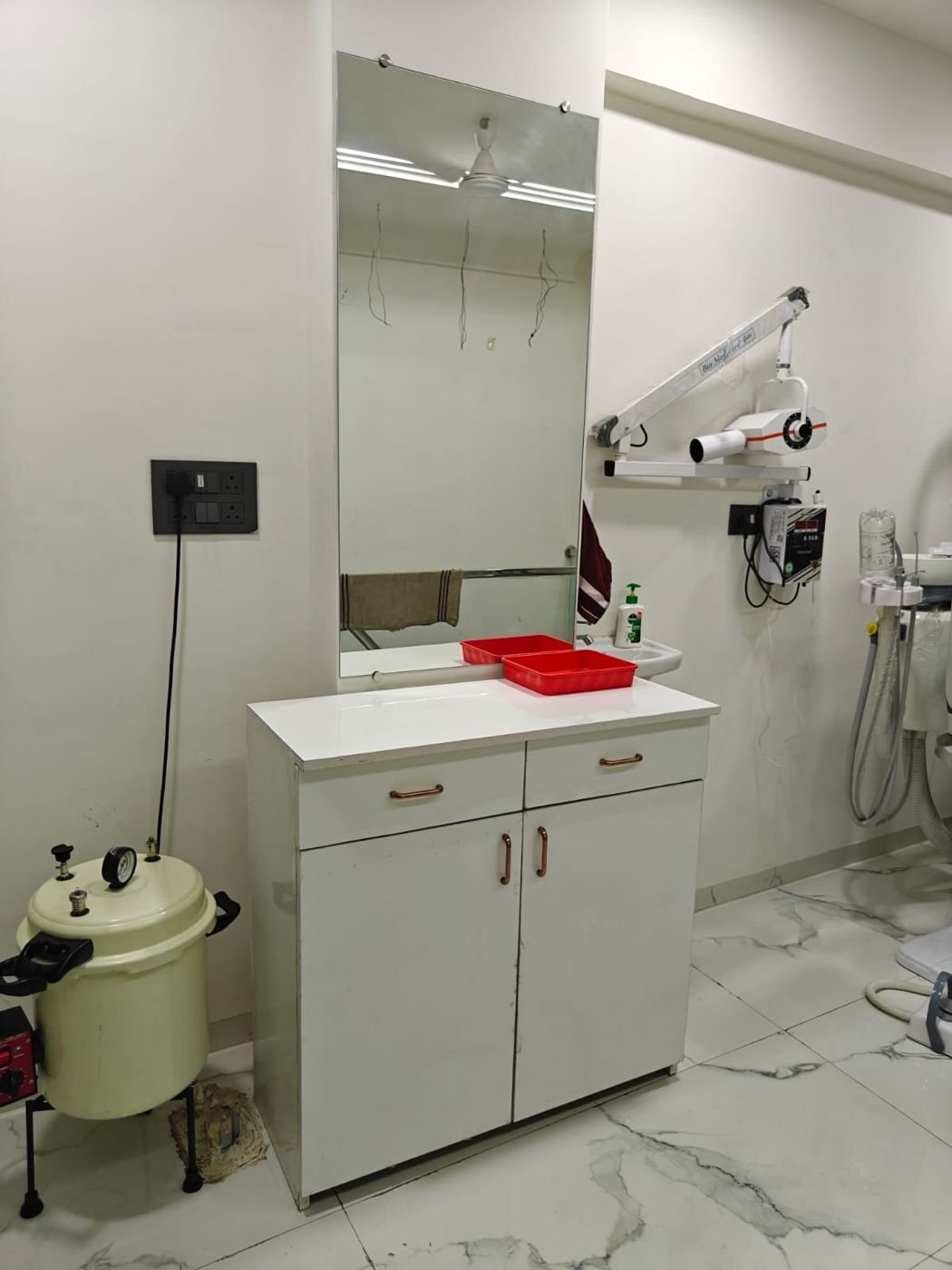 Autoclave and sterilisation cabinet
